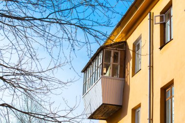 eski evin balkon, ev turuncu, mavi gökyüzü boyalı.