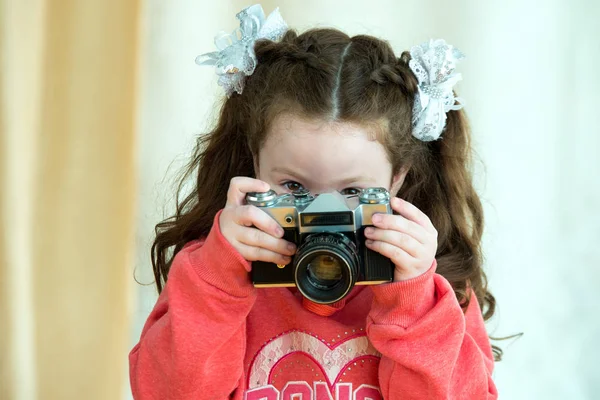 Liten flicka med Vintage kamera på ljus bakgrund. Söt Kid Girl 4-5 år gammal — Stockfoto