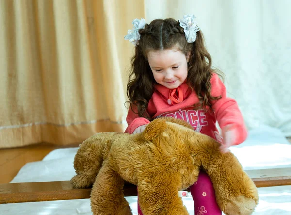 Arg liten flicka slog hennes nallebjörn-inhemska missbruk koncept. Flicka 4-5 år gammal straffar Toy Bear — Stockfoto