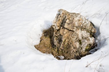 Karda taş. Güneşli bir gün. Kuvars taşı