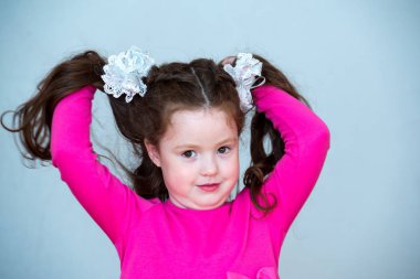 4-5 yaşlarında güzel bir kızın portresi. Koyu kestane rengi güzel, sağlıklı, doğal saç.