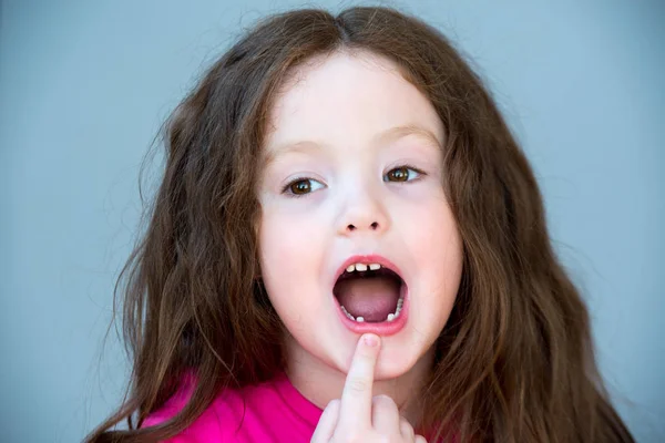 Menina 4-5 anos de idade mostra um dente caído — Fotografia de Stock