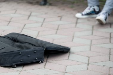  sokakta para ve sikke ile gitar için eşek. Sokak müzisyenleri geçimini sağlıyor. Küçük sikke