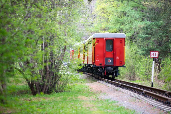 Chelyabinsk region, Rusia - Mayo 2019: Central Park of Culture and Rest. Yu.A. Gagarin. Atracción CHELYABINSKAYA FERROCARRIL DE NIÑOS — Foto de Stock