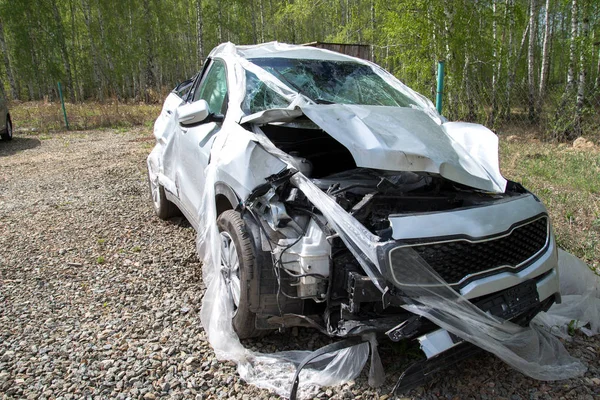 Автомобіль після аварії на парковці, серйозні пошкодження автомобіля після аварії, одужати неможливо — стокове фото