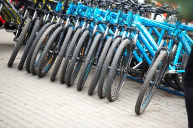 Chelyabinsk region, Rusya - Mayıs 2019: Central Park of Culture and Rest. Yu.A. Gagarin. Mavi bisiklet kiralama