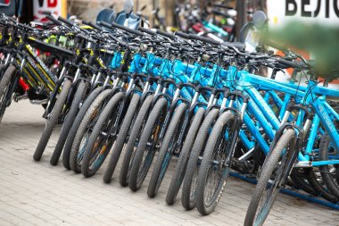 Chelyabinsk region, Rusya - Mayıs 2019: Central Park of Culture and Rest. Yu.A. Gagarin. Mavi bisiklet kiralama