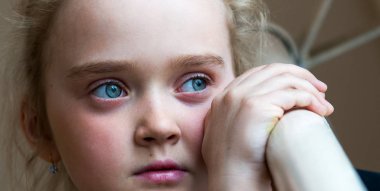 Bale sınıfında sevimli bir küçük kız portresi.