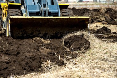 buldozer zemin iter, traktör toprak bir yumru iter, inşaat için alan hazırlanıyor