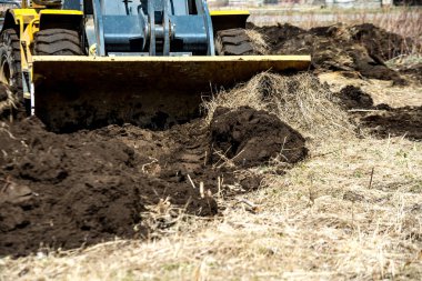 buldozer zemin iter, traktör toprak bir yumru iter, inşaat için alan hazırlanıyor