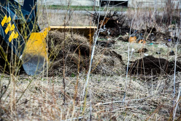 Bulldozer empurra o chão, trator empurra um pedaço de solo, preparando a área para a construção — Fotografia de Stock