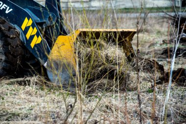 Chelyabinsk region, Rusya - Mayıs 2019: buldozer zeminitiyor, traktör toprak bir yumru itiyor, inşaat için alan hazırlanıyor