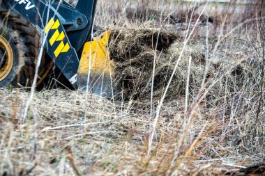 Chelyabinsk region, Rusya - Mayıs 2019: buldozer zeminitiyor, traktör toprak bir yumru itiyor, inşaat için alan hazırlanıyor