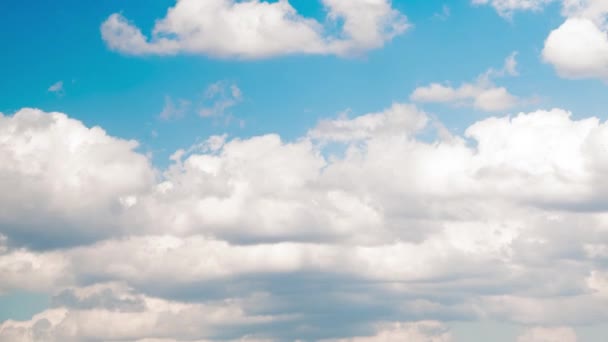 タイムラプス雲 ローリングふわふわ雲が移動している 白い光雲の時間経過 青空を背景にした白い雲のタイムラプス — ストック動画