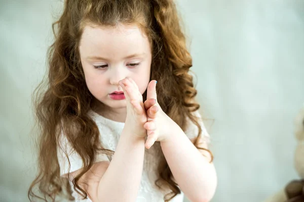 En liten flicka lär sig att använda färgglada spela degen. Närbild. — Stockfoto