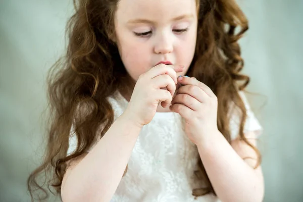 En liten flicka lär sig att använda färgglada spela degen. Närbild. — Stockfoto