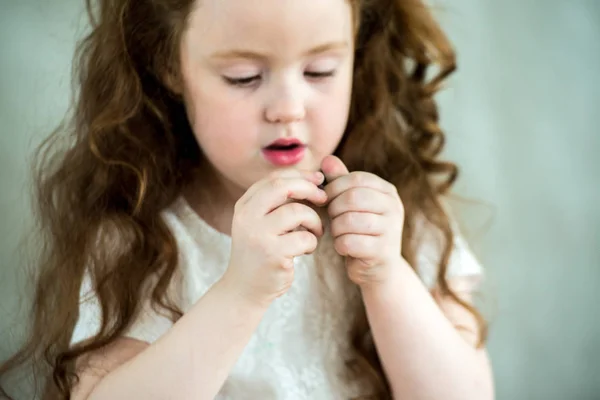 En liten flicka lär sig att använda färgglada spela degen. Närbild. — Stockfoto