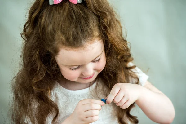 Küçük bir kız renkli oyun hamuru kullanmayı öğrenir. Close.