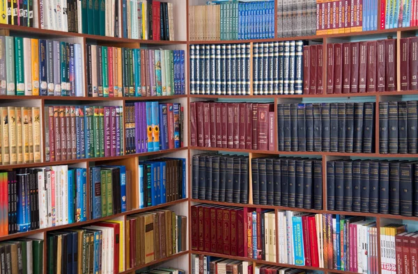 Chelyabinsk region, Russia - March 2019. Shelving with books in the school library. Library bookshelves. — Stock Photo, Image