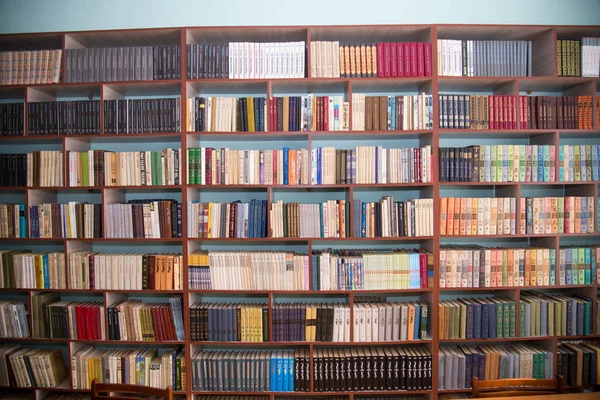 Chelyabinsk region, Rússia Março 2019. Prateleira com livros na biblioteca da escola. Biblioteca estantes . — Fotografia de Stock