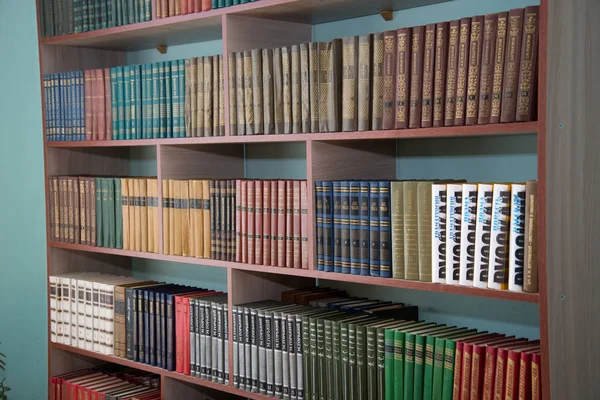 Chelyabinsk region, Rússia Março 2019. Prateleira com livros na biblioteca da escola. Biblioteca estantes . — Fotografia de Stock