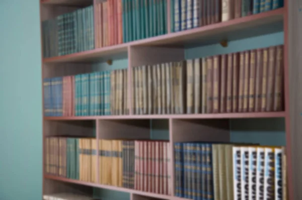 公共図書館の本棚の不鮮明な画像。学校の図書館。教育コンセプト — ストック写真