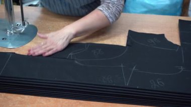  Endüstriyel el kesme kumaş. Atölye terzilik. Close