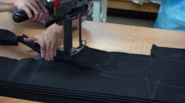  Endüstriyel el kesme kumaş. Atölye terzilik. Close