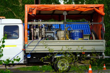 Chelyabinsk Bölgesi, Rusya - Haziran 2019. Yol boyama için kompresör. Yol işaretleme için yeni ekipman, Usa 'da üretildi. Yüksek basıncın mobil kurulumu.