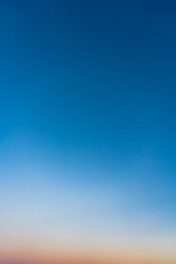 Gündoğumu önce alacakaranlık zaman bulut olmadan renkli açık gökyüzü. Gün batımından sonra hiç bulutlar olmadan renkli açık gökyüzü