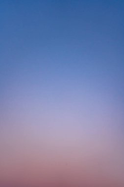 Gündoğumu önce alacakaranlık zaman bulut olmadan renkli açık gökyüzü. Gün batımından sonra hiç bulutlar olmadan renkli açık gökyüzü