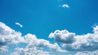 Gökyüzünde bulutlar hareketi. Parlak mavi gökyüzü kabarık beyaz bulutlar. Zaman atlamalı klip