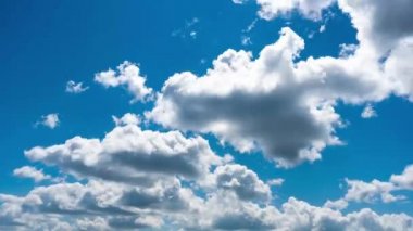 Gökyüzünde bulutlar hareketi. Parlak mavi gökyüzü kabarık beyaz bulutlar. Zaman atlamalı klip
