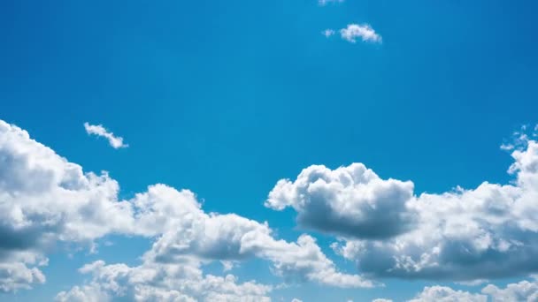 空を横切る雲の動き白い雲をふくらんで輝く青空 タイムラプスクリップ — ストック動画