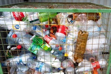 Chelyabinsk Region, Rusya-Haziran 2019. Küçük iş. Geri dönüşüm için ev plastik koleksiyonu. Bir yığın atık plastik şişe.