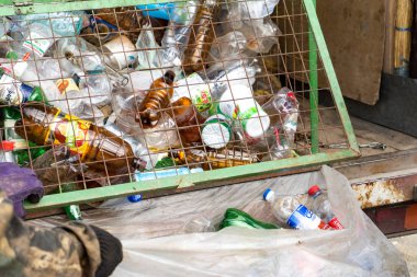 Chelyabinsk Region, Rusya-Haziran 2019. Küçük iş. Geri dönüşüm için ev plastik koleksiyonu. Bir yığın atık plastik şişe.
