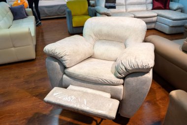 Mağazada yeni deri sandalye. Mobilya mağazasında kanepeler ve sandalyeler sergilenmektedir. Satış.