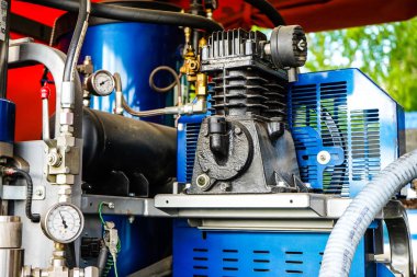 Chelyabinsk Bölgesi, Rusya - Haziran 2019. Yol boyama için kompresör. Yol işaretleme için yeni ekipman, Usa 'da üretildi. Yüksek basıncın mobil kurulumu.