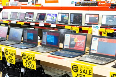 Chelyabinsk Region, Rusya - Haziran 2019. Elektrikli ev aletleri deposu M Video. Mallarla raflar. Bilgisayarlar ve dizüstü bilgisayarlar.