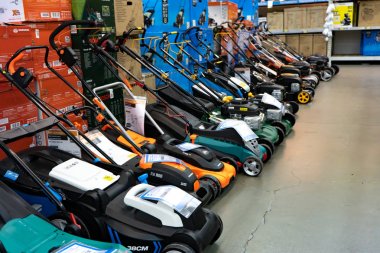 Chelyabinsk Region, Rusya - Haziran 2019. Elektrikli ev aletleri deposu M Video. Mallarla raflar. Çim biçme makinelerinin satışı