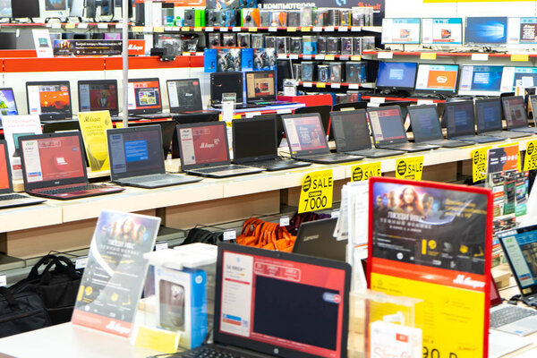 Челябинская область, Россия - июнь 2019 года. Бытовая электротехника магазин M Video. Полки с товарами. Компьютеры и ноутбуки
.