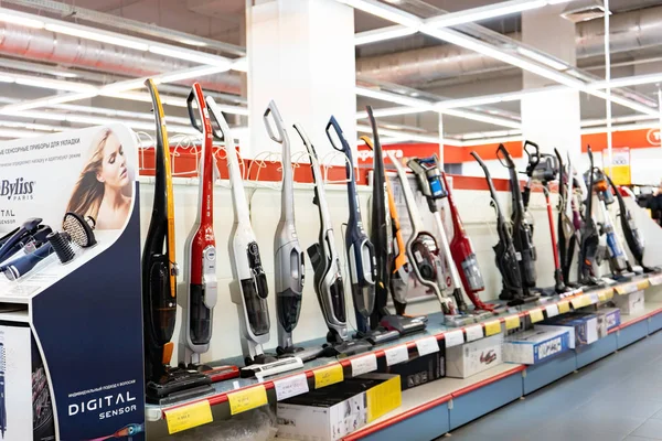 Región de Chelyabinsk, Rusia - junio de 2019. Tienda de electrodomésticos M Video. Estanterías con mercancías. Aspiradoras domésticas. Palillo — Foto de Stock