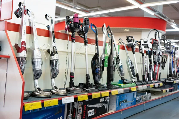 Chelyabinsk Region, Rusya - Haziran 2019. Elektrikli ev aletleri deposu M Video. Mallarla raflar. Ev elektrik süpürgeleri. El çubuğu