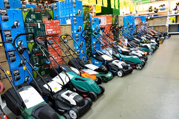 Chelyabinsk Region, Rusya - Haziran 2019. Elektrikli ev aletleri deposu M Video. Mallarla raflar. Çim biçme makinelerinin satışı