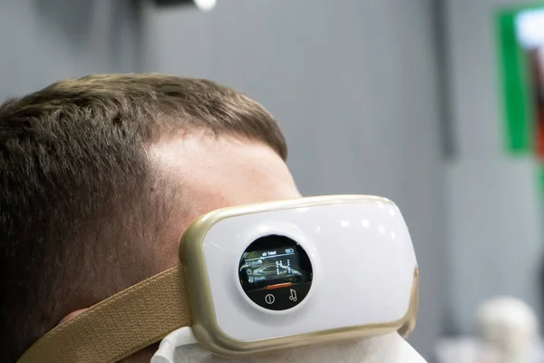 Rahatlayın ve masaj, erkek kavramı üzerinde elektrikli göz masajı, closeup. Görüntü.