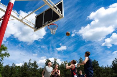 Chelyabinsk Region, Rusya-Haziran 2019. Mahkeme üzerinde eylem basketbol oyuncuları
