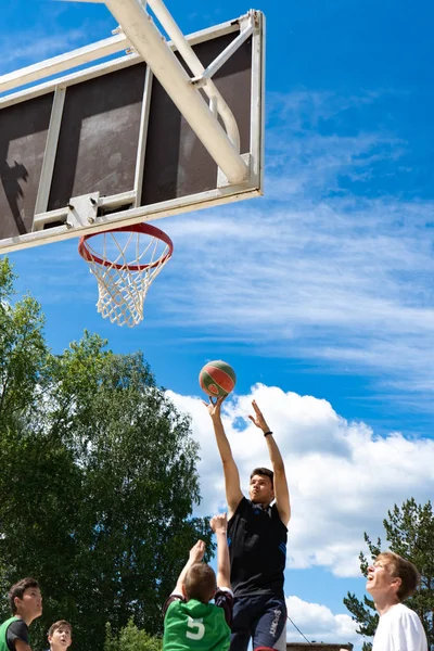 Regione di Chelyabinsk, Russia - giugno 2019. Giocatori di basket in azione sul campo — Foto Stock