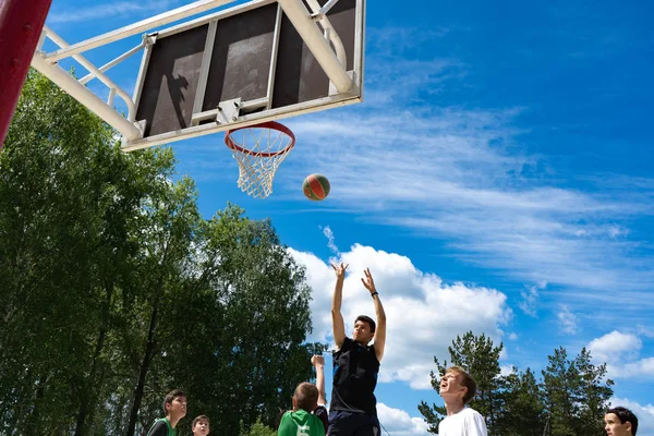 Région de Tcheliabinsk, Russie - juin 2019. Basketball joueurs en action sur le terrain — Photo