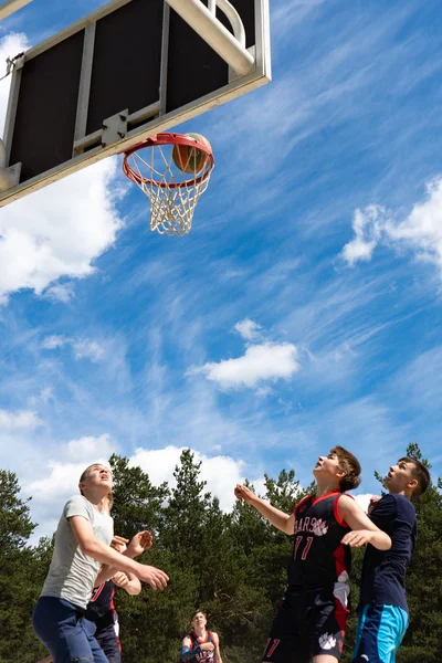 Région de Tcheliabinsk, Russie - juin 2019. Basketball joueurs en action sur le terrain — Photo