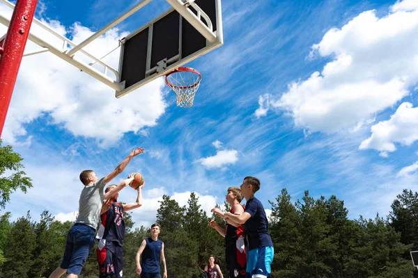 Région de Tcheliabinsk, Russie - juin 2019. Basketball joueurs en action sur le terrain — Photo